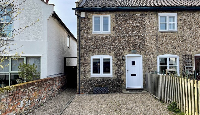 CAINES COTTAGE, pet friendly, character holiday cottage in Westleton