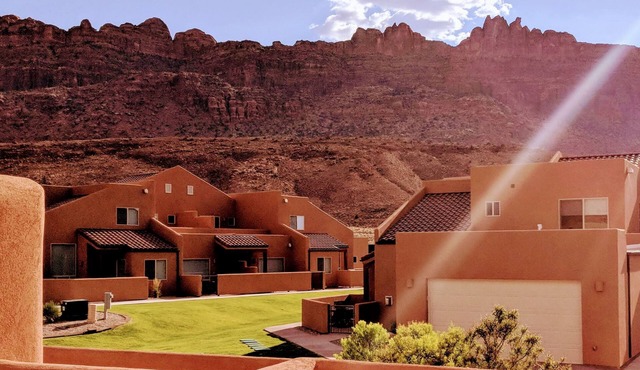 Cairn House ~ 4A7, 3 Bed Townhome. Entertainment Lounge. Upstairs Balcony.