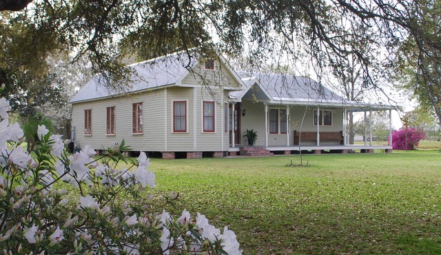 CAJUN HOSPITALITY - LA PETITE VOIE DE ST. THERESE