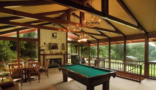 Cajun Lake Lodge, Dickson, TN
