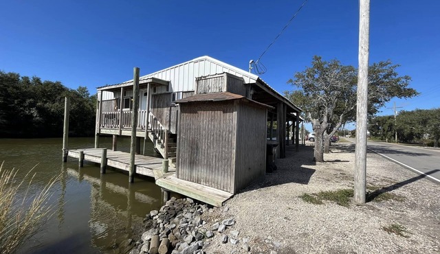 Cajun Saint Outdoors - Cozy Camp Over The Water