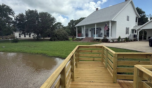 Cajun Waterfront Farmhouse Sleeps 11