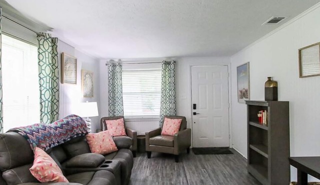 Cake Bungalow – Cozy Pet-Friendly Getaway Near I-95