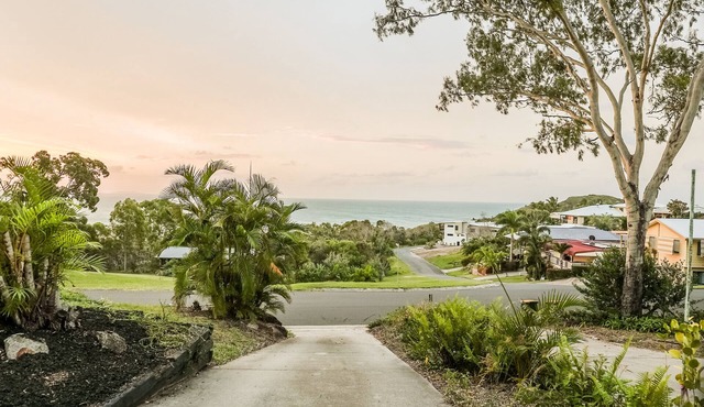 Cake By The Ocean: 3-BDR, Pet-Friendly Retro Beach House w/Stunning Views