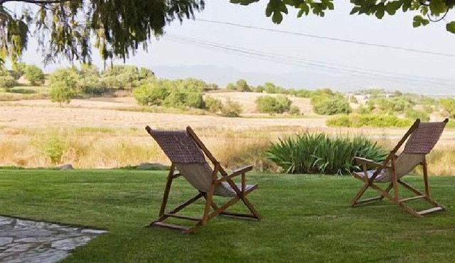 Cal CampLlarg Cottage for 7 people, with large garden and private pool