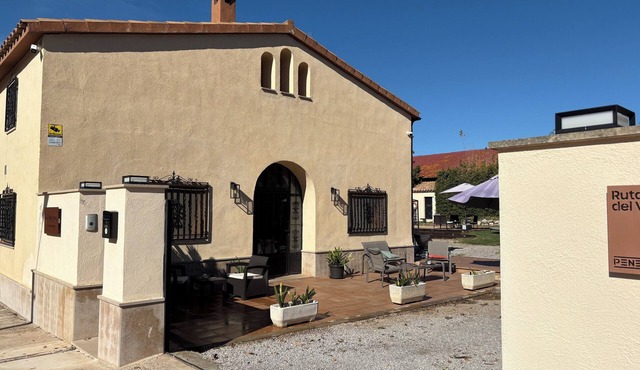 Cal Dragano with charm between vineyards with pool