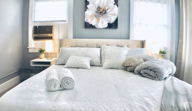 CAL King Bed/Sleeps 4/Furnished Private APT/In-Unit Washer Dryer/Smart 55" HDTV
