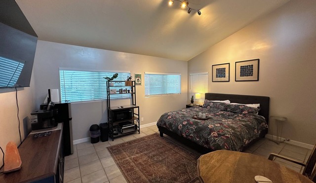Cal King Bed with Natural Light and Private Patio! 4 minutes from freeway!