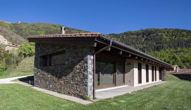 Cal Sadurní, Casa de diseño en la falda de la montaña del Taga