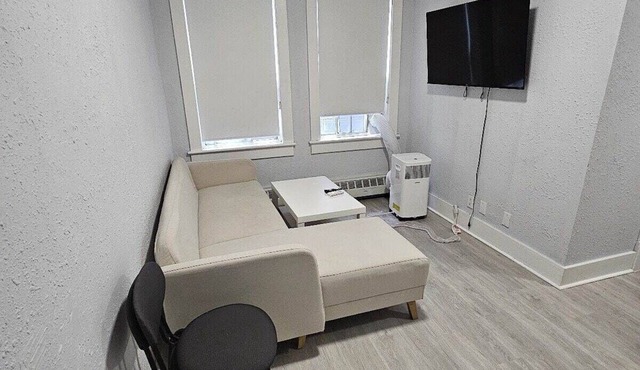 CAL- U6- Beltline · Cozy Renovated Bachelor Apt