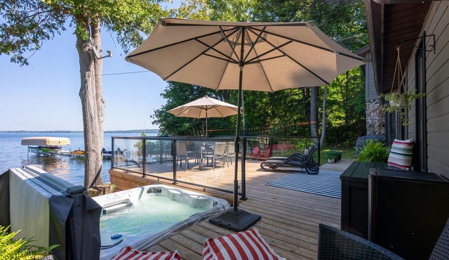 Calabogie Lake Cottage, walking distance to ski hill