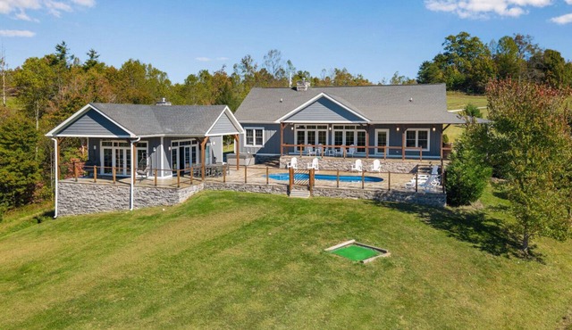 Calaboose Retreat- Hot Tub, Outdoor Pool, Pool Table, FirePit, Fireplace