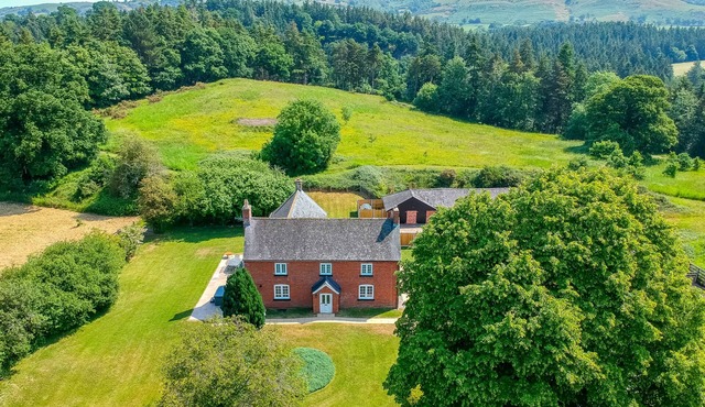 Calcot Farmhouse - a beautiful farmhouse that sleeps 8 guests in 4 bedrooms