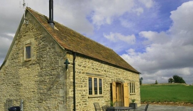 CALCOT PEAK BARN, family friendly, with open fire in Northleach