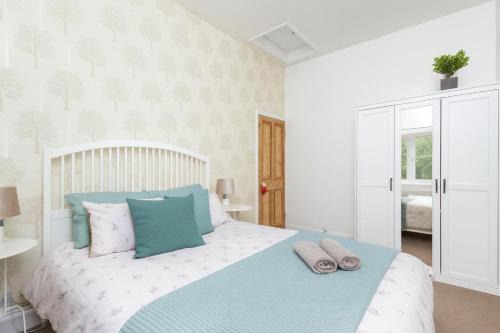 Calder Canal by Alt-Stay - Peaceful 3 Bed Canal Side Cottage Contractor and Relocation Accommodation Wakefield with Stunning Views, Parking, Kitchen, Laundry, Smart TV and Wi Fi - Weekly and Monthly Rates