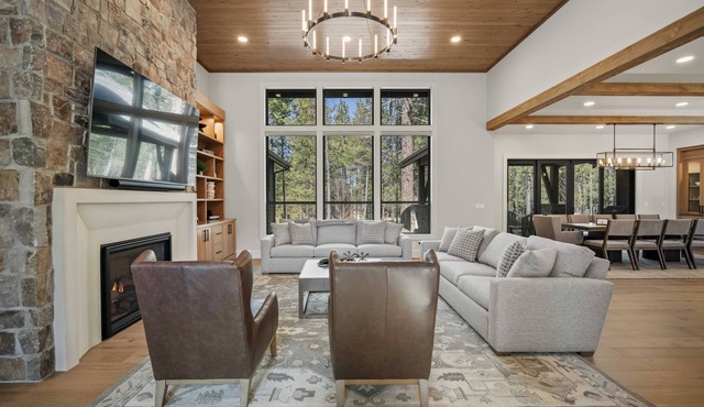 Caldera Luxe Getaway with Access to Forest House