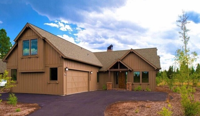 Caldera Luxury Cabin with A/C, Hot Tub & Lakeside Deck