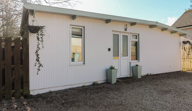 CALDWELL COTTAGE, pet friendly, with a garden in Lanark