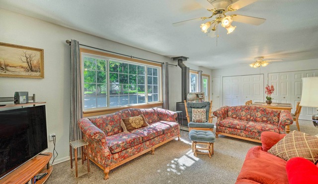 Caldwell Country Home on Quiet Acreage