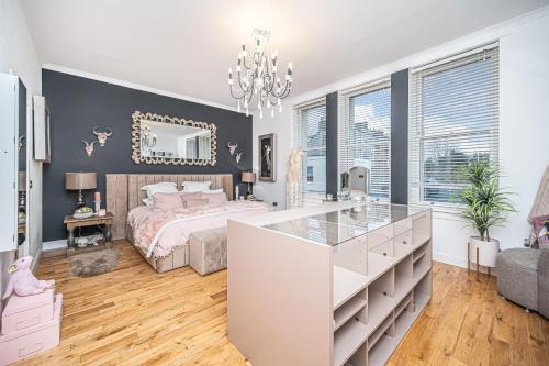 Caledonia House- Luxurious Sea View House Near Edinburgh by Urban Haggis Stays