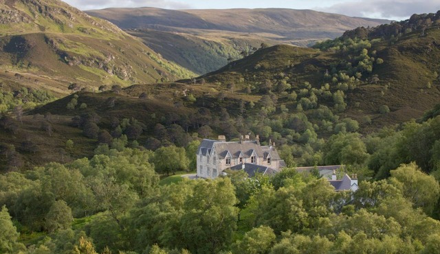 Caledonian Lodge - Seven Bedroom Villa, Sleeps 14