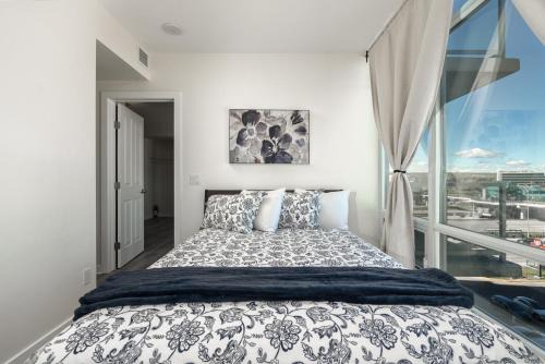 Calgary cozy pet & family friendly condo by Transit, free Parking & Gym