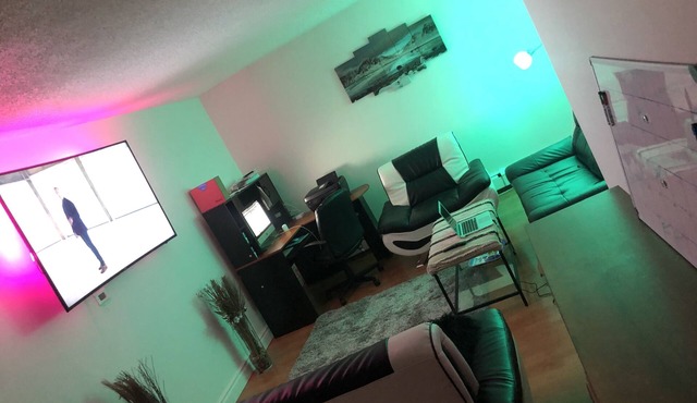 CALGARY DOWNTOWN SMART HOME FOR SHORT STAY