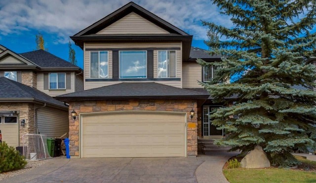 Calgary Haven - 3 BR + Bonus Room | Parkin | BBQ |