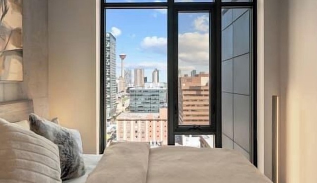 Calgary Tower View |King Bed | 2BR |AC | Pool |Gym