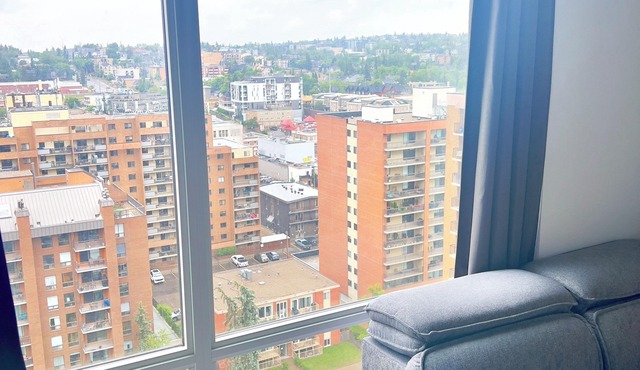 Calgary’s Downtown Haven - Free Parking, The Condo! Near Calgary Stampede