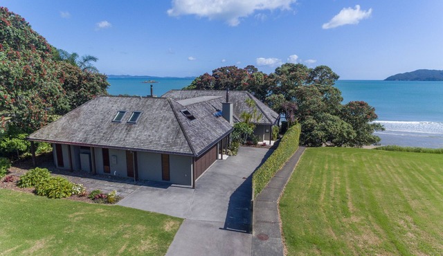 Calianne - Superb beachfront architecture