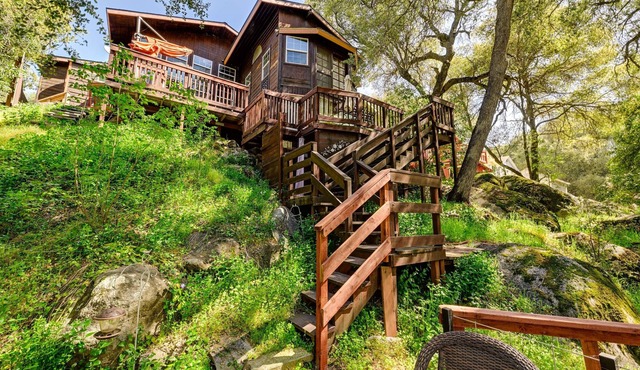 California Hot Springs Creekside Treehouse Cabin