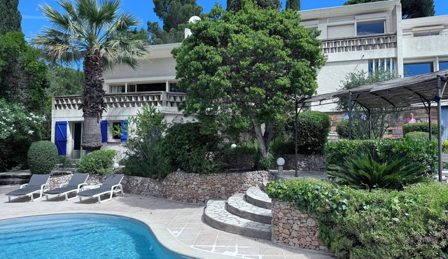 Californian-type villa with luxurious furnishings