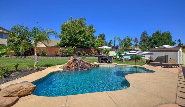 California Poolside Paradise