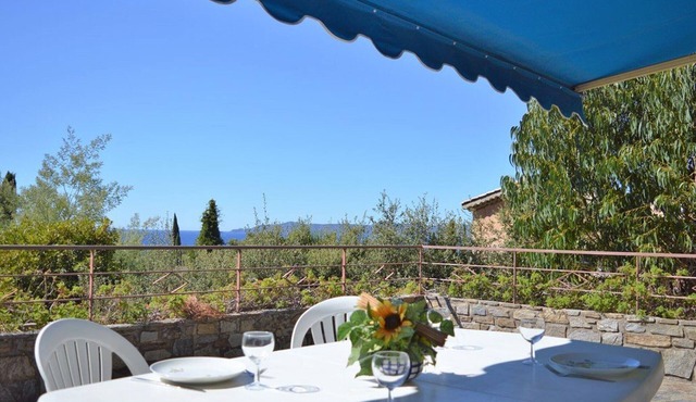 California-style villa 4 bedrooms, terrace with sea view, parking, pets allowed