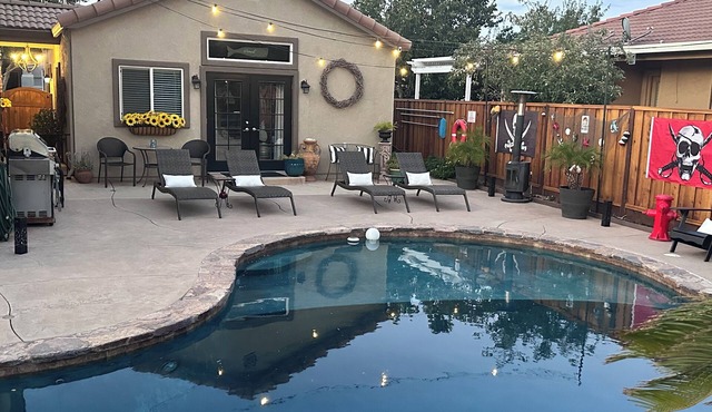 California themed 1 bedroom 1 bath, fully furnished cottage with private entry.