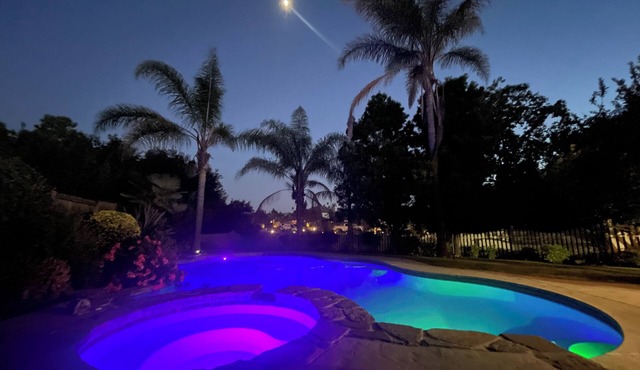 California Tropical Refuge with Pool and Hot Tub accommodating large group of 13