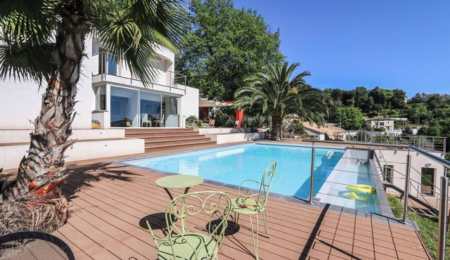 Californian house with pool near Nice