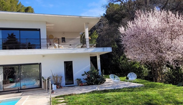 Californian villa with heated pool 5 minutes from the historic town center