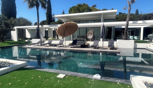 Californian villa in Mougins with 2 pools