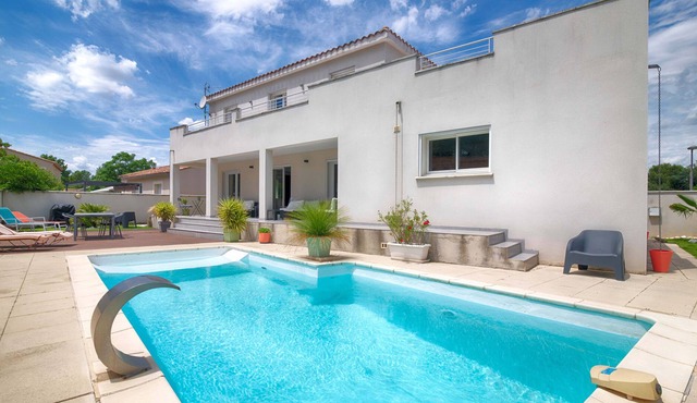 CALIFORNIAN VILLA WITH POOL AND TERRACES for 10 people