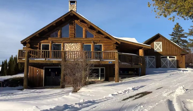 Call of the Loon-Lakefront Log Cabin. Charming 3-bedroom for relaxing getaways