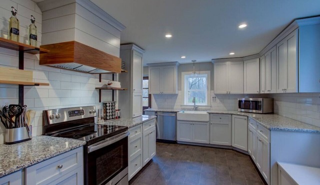 Calla Lily Farmhouse w/Creekview by Nook