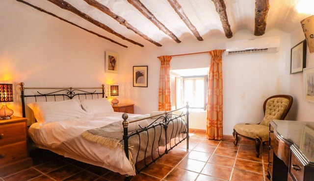 Calle Horno - Tres habitaciones para seis personas.