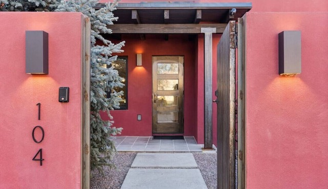 Callecita · Sleek & Modern with Hot Tub & Private Garden