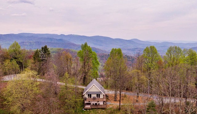 Calling Me Home- Stunning views, hot tub, gameroom, close to Blowing Rock!