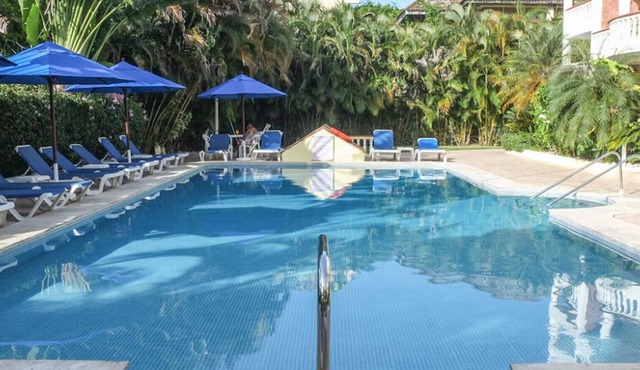 Calling snowbirds… comfy condo near sandy beach and shops, with pool/AC/TV WiFi