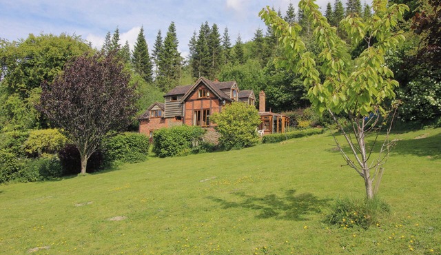 CALLOW COTTAGE, pet friendly, with pool in Craven Arms