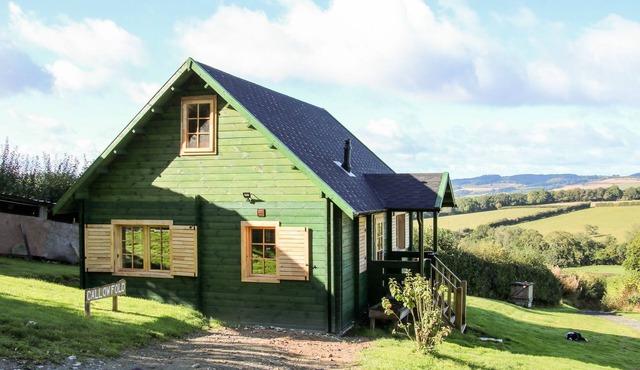 CALLOW FOLD, pet friendly, character holiday cottage in Craven Arms