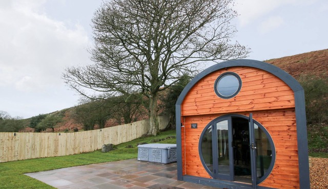 CALLOW POD, pet friendly, character holiday cottage in Chirbury